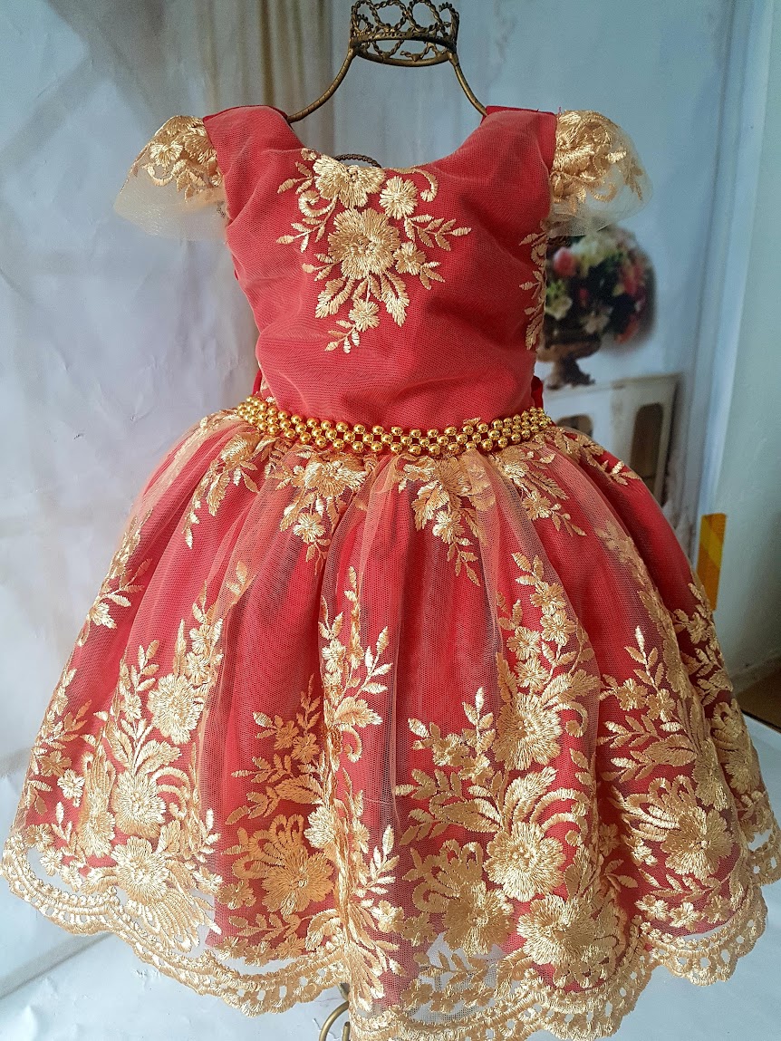 Vestido Vermelho com Renda Dourada