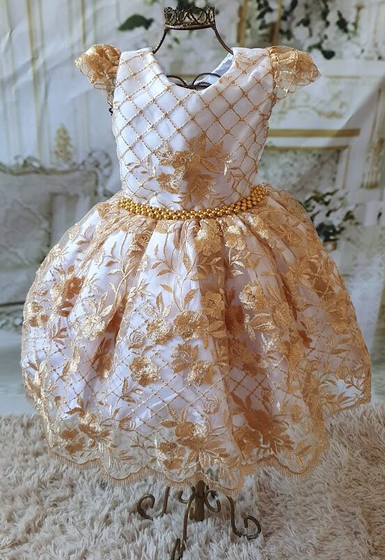 Vestido Branco com Renda Dourada